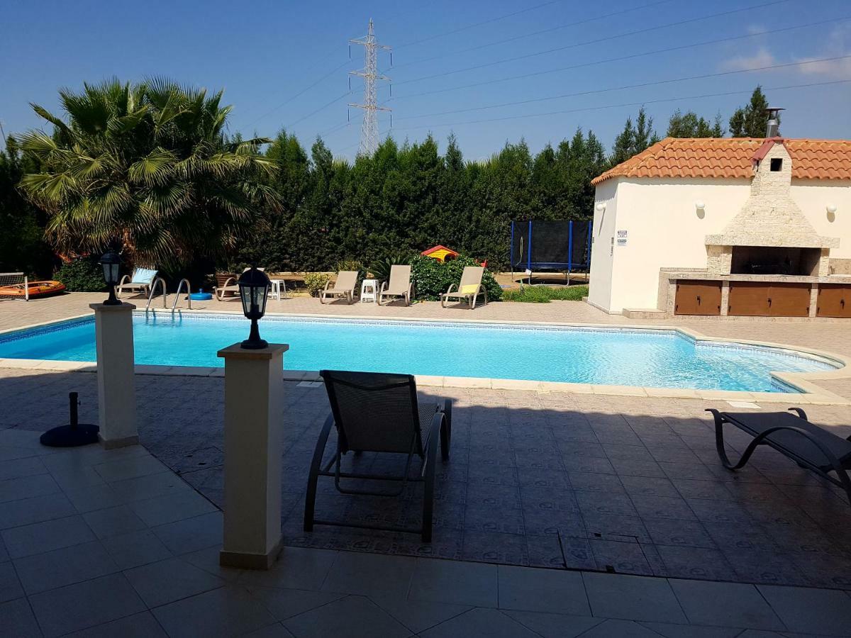 Larnaca Mansion Ideal For 3 Families Or More 외부 사진