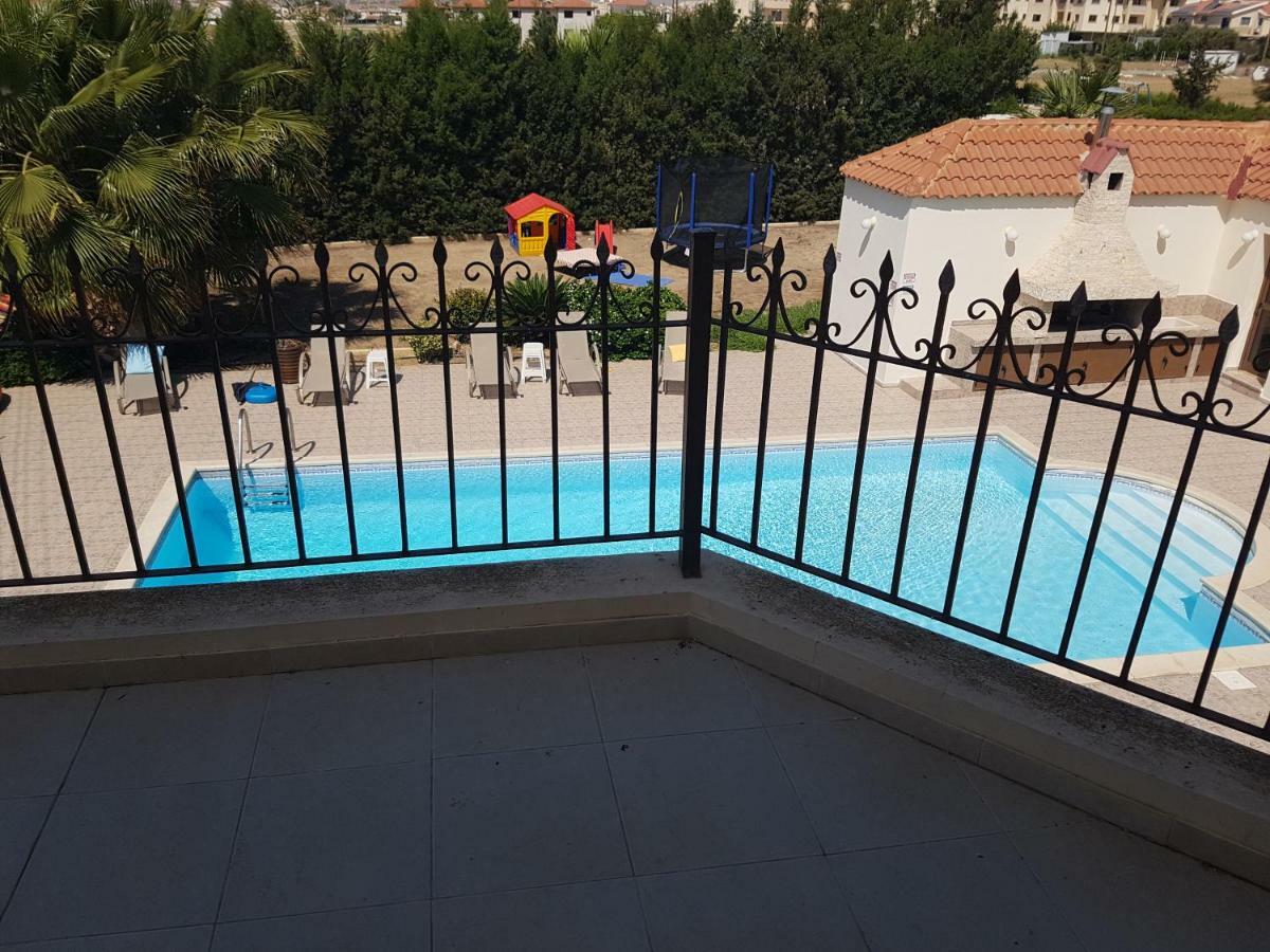 Larnaca Mansion Ideal For 3 Families Or More 외부 사진