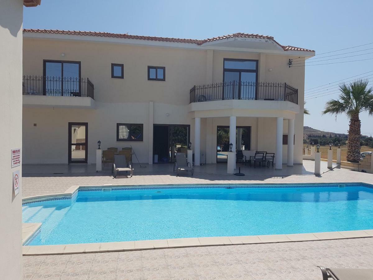 Larnaca Mansion Ideal For 3 Families Or More 외부 사진
