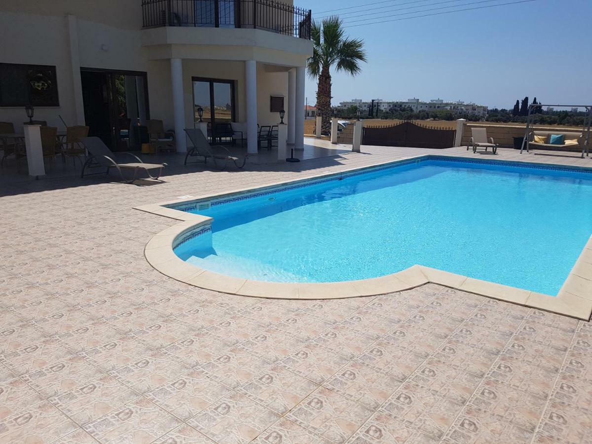 Larnaca Mansion Ideal For 3 Families Or More 외부 사진