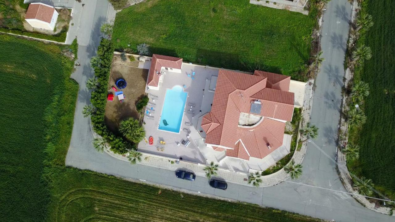 Larnaca Mansion Ideal For 3 Families Or More 외부 사진