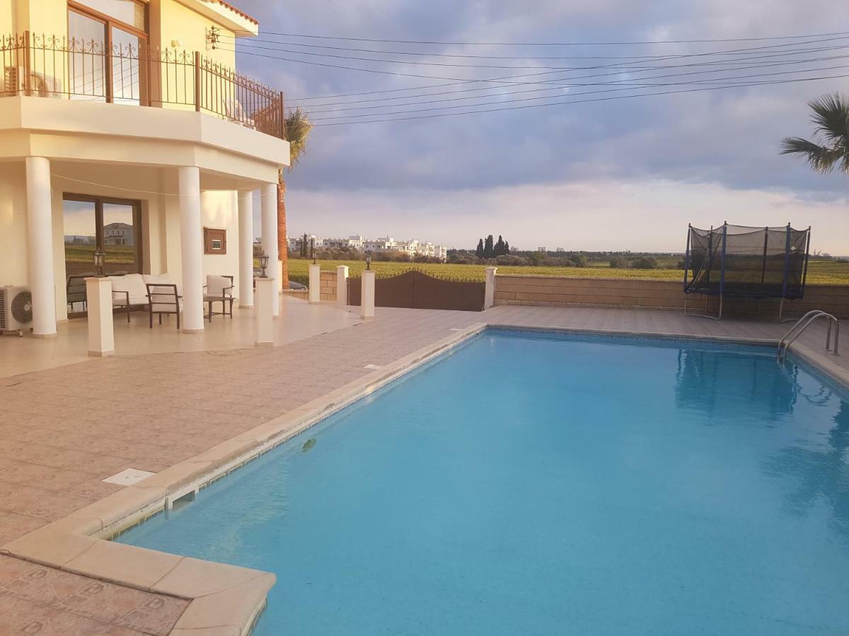 Larnaca Mansion Ideal For 3 Families Or More 외부 사진